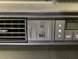 エアコン操作パネルの左側に、スマートフォンなどの充電可能なUSB端子と、音源などの外部入力の可能なUSB端子がついています。移動中に充電もできるので便利です。