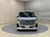 お車購入のポイントとなるフロントマスクです!シャープな目つきが印象的なデザインのヘッドランプです。