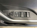 パワーウィンドウスイッチで運転席から全席の窓の開閉ができます♪