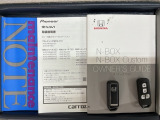 スマートキーは鍵をバッグに入れたままでもドアロックの開閉やエンジンのON・OFFができます。夜間や雨の日も鍵を探さなくて良いので便利です。