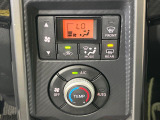 【オートエアコン】一度お好みの温度に設定すれば、車内の温度を検知し風量や温度を自動で調整。暑い&hellip;寒い&hellip;と何度もスイッチ操作をする必要はありません。快適な車内空間には必須の機能ですね♪