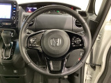 ハンドルにHondaセンシング系のクルーズコントロールやレーンキープアシストなどのスイッチと、オーディオの操作スイッチが装備されています。ハンドルから手を離さず安全に操作できます。