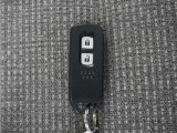 ◆スマートキー◆カギをバッグやポケットに入れたままでもドアロックの開閉ができる『スマートキー』付き!雨天や暗くなってもカギを取り出す必要がなくドアの開錠&エンジンも始動できます