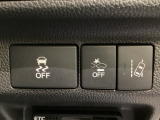 Hondaセンシング用の、VSA(ABS+TCS+横滑り抑制)解除と路外逸脱抑制機能のオンオフスイッチなどはハンドルの右側に装備しています。