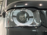 LEDヘッドライトは、点灯の瞬間から最大光量を発揮し、突然暗くなるトンネルなどでの安定感を高めます。