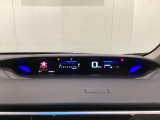 デジタル表示のスピードメーターとタコメーターを大きく配した見やすいメーター部になっています。左側のインフォメーション画面でオドメーターや燃費などの情報を確認できます。