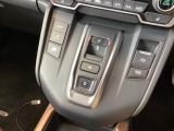 ワンアクションでスムーズな運転を支援する、エレクトリックギアセレクターに、パーキングブレーキは、電子制御パーキングブレーキです。