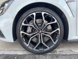 ●純正アルミホイール:輸入車ならではの卓越した走りを支えるホイールと足回りです!日本車の走りに慣れている方にもぜひ体感して頂きたいほど、高いレベルでまとまっています!