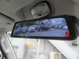 インテリジェントル-ムミラ-付です。切り替えレバーで車両後方の映像をミラーに映し出すので車内の状況や天候に左右されず、とっても見やすいです!