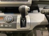 CVT車のセレクトレバーです。低速から高速まで、変速ショックのないスムーズな走りを実現するとともに、エンジン効率のよい領域を維持することで燃費にも貢献します。