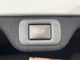 【パワーバックドア】スマートキーや運転席のボタンを押すだけでリアゲートが自動で開閉します!荷物を持っている時や、高い位置にあるバックドアを閉める際に便利な機能です♪