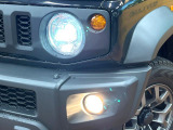 【LEDヘッドライト】悪天候や夜間走行時も良好な視界を確保し安心して運転できる高輝度LEDヘッドライトを装備!点灯速度が早く、消費電力も抑えられています。