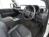 シンプルで使いやすいデザインの運転席です。