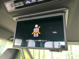 【フリップダウンモニター】大画面モニターで後席でもエンタメをお楽しみいただけます。小さなお子様にも大人気の装備です♪