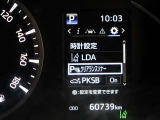 レーンディパーチャーアラートとは車線または走路からの逸脱の可能性を警告すると共に、車線または走路からの逸脱を避けるためのハンドル操作の一部を支援する機能です。詳細は販売店スタッフまでおたずねください。