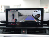 4台の広角サラウンドビューカメラが、車両の全周囲360度を瞬時に捉え、様々な角度からの映像を映し出し、駐車時の操作がより簡単になります。ギアをリバースに入れるか、センターコンソールのボタンで起動します。