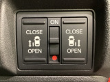 リアドアは乗り降りに便利な両側電動スライドドアです。また運転席に座っていながらスイッチ操作で自在にスライドドアを開け閉めできます。