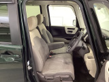 【ベンチシート】運転席と助手席の移動もスムーズ!狭い駐車場での乗り降りや、お子様の乗り降りにも便利です。座席の間にコンソールボックスやドリンクホルダーがないため、車内空間が広く感じます。