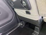 助手席シートバックにUSB充電ポートを装備しています。