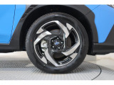 225/55R18タイヤ&18インチアルミホイール(ダークメタリック塗装+切削光輝)。