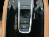 セレクトレバーの下に電子制御パーキングブレーキがあります。スイッチひとつで、停車した地点の傾斜などをシステムが検知・判断してブレーキ力を自動的に最適制御し、しっかり停車できるパーキングシステムです。