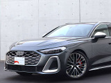 ●Audiが最初に採用したLEDポジショニングランプ。シャープなラインで昼間でも点けていたいと思うほど上品でオシャレです。夜間走行時はさらに目立ちます!