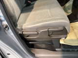 手動のレバーを使って、シートの高さや背もたれの角度を変えることができます。