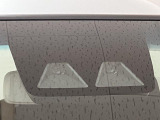 走行中に前方の車両と歩行者を認識し、衝突の危険性があると判断した場合にドライバーへ注意喚起。さらに危険性が高まった場合には緊急ブレーキで減速、衝突の回避や、衝突時の被害軽減に寄与します。