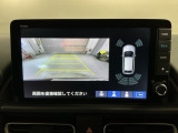 リバースギアに入れるだけで後方の表示へ切り替わります。夜間や雨の日の駐車も楽になりますよ。
