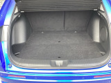 広々としたトランクスペースを備えており、日常の買い物から旅行の荷物までしっかり収納。使い勝手の良い荷室で、さまざまなシーンに対応できます。