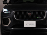 デイライト付きLEDヘッドライトが、夜間の路面を明るく照らして快適なドライブをサポート。昼間はデイライトが精悍なフロントマスクを引き立てます。