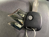 【キーレス】少し離れた場所からでもボタン一つでドアの開錠・施錠ができるのでとっても便利!ドアの鍵穴周りに傷をつけることもありません♪