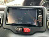 映像の鮮明なフルセグ対応のメモリーナビが装備されています。目的地まで道案内してくれるので初めての場所へのお出かけも安心ですね。
