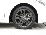 アルミホイールを装備、タイヤサイズは215/45R17です。