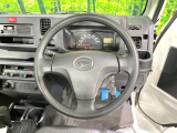 インテリアに合わせたデザインのステアリングは、運転される方のことも考え、運転しやすい形状、大きさです。是非一度、実際に触ってお確かめください。