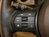 【ステアリングリモコン】ステアリングにオーディオ調節可能なスイッチが装備されていますので運転中でも視線をそらさずにオーディオの調節が可能です!