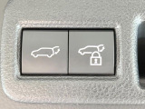 【パワーバックドア】スマートキーや運転席のボタンを押すだけでリアゲートが自動で開閉します!荷物を持っている時や、高い位置にあるバックドアを閉める際に便利な機能です♪