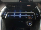 お車のキーはスマートキーです。キーを身につけた状態で車に近づき、ドアロックの解錠や施錠操作が出来ます。雨の日など両手がふさがっている時など、とっても便利ですね。