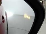 隣車線を走る車両をレーダーで検知し、ドアミラーでは確認しにくい後側方エリアに存在する車両に加え、急接近してくる車両も検知します。車両を検知するとドアミラーに搭載されたLEDインジケーターが点灯します。
