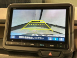 リバースギアに入れるだけで後方の表示へ切り替わります。夜間や雨の日の駐車も楽になりますよ。