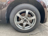 燃費が良く、ステアリング操作もスムーズに行うことができる、アルミホイール付き車ですよ。