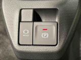 指先だけで簡単に操作が可能な電動パーキングブレーキを採用。「HOLD」スイッチを押すと、渋滞や信号待ちなどでブレーキペダルから足を離しても、ブレーキを保持するので安心です
