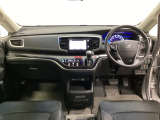 車内は光触媒抗菌消臭施工済です。インパネ周りはスタイリッシュなデザインで機能や装備も充実しています。グローブボックスやカップホルダーのほかにトレーなどたくさんの収納スペースが付いています。