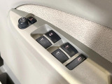 【電動格納ミラー】サイドミラーは電動格納式となっており、狭い駐車場でもキズがつくリスクを抑えられます。