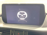 【8インチマツダコネクト】車内の雰囲気にマッチした大型のディスプレイ。スマホ接続でのナビ使用やBluetooth再生等、様々な機能が楽しめます。直感的なダイヤル操作が可能で、使い勝手も良好です。