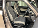 乗降がしやすい運転席。高さが調節できて小柄な方でも運転しやすいポジションをとることができます。