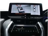 サイドクリアランスビュー表示中に、旋回時の運転操作に合わせて自動で車両を斜め後方から見たような映像を表示。