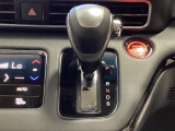 CVT車のセレクトレバーです。低速から高速まで、変速ショックのないスムーズな走りを実現するとともに、エンジン効率のよい領域を維持することで燃費にも貢献します。