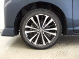 純正なので車に似合うデザインになっていますね。スタッドレスタイヤもご相談下さい。