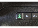 【ECON】スイッチをONにすると、アイドリングストップ機能が作動し、スロットルやCVT、エアコンが省燃費制御に切替わります。「私の意志で、もっと省エネ!」という気持ちでこのボタンを押してくださいね。